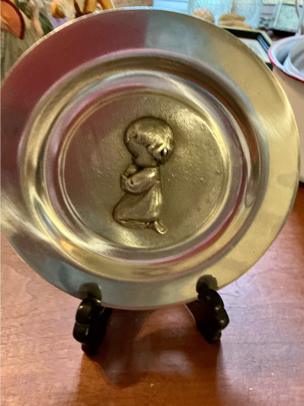 Vintage Pew-ta-rex pewter decorative plate featuring a praying child.